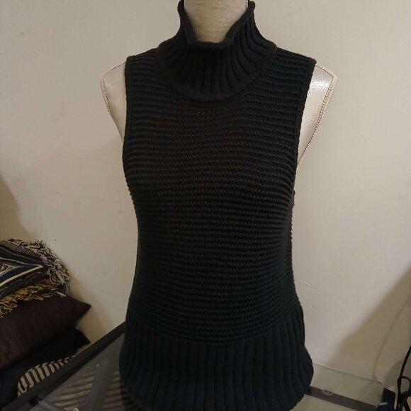 Sleeveless Turtleneck Black Garment - Picture 1 of 7
